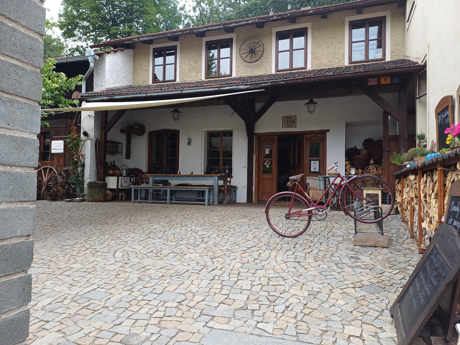 Dvůr a průčelí bistra U Lasíků