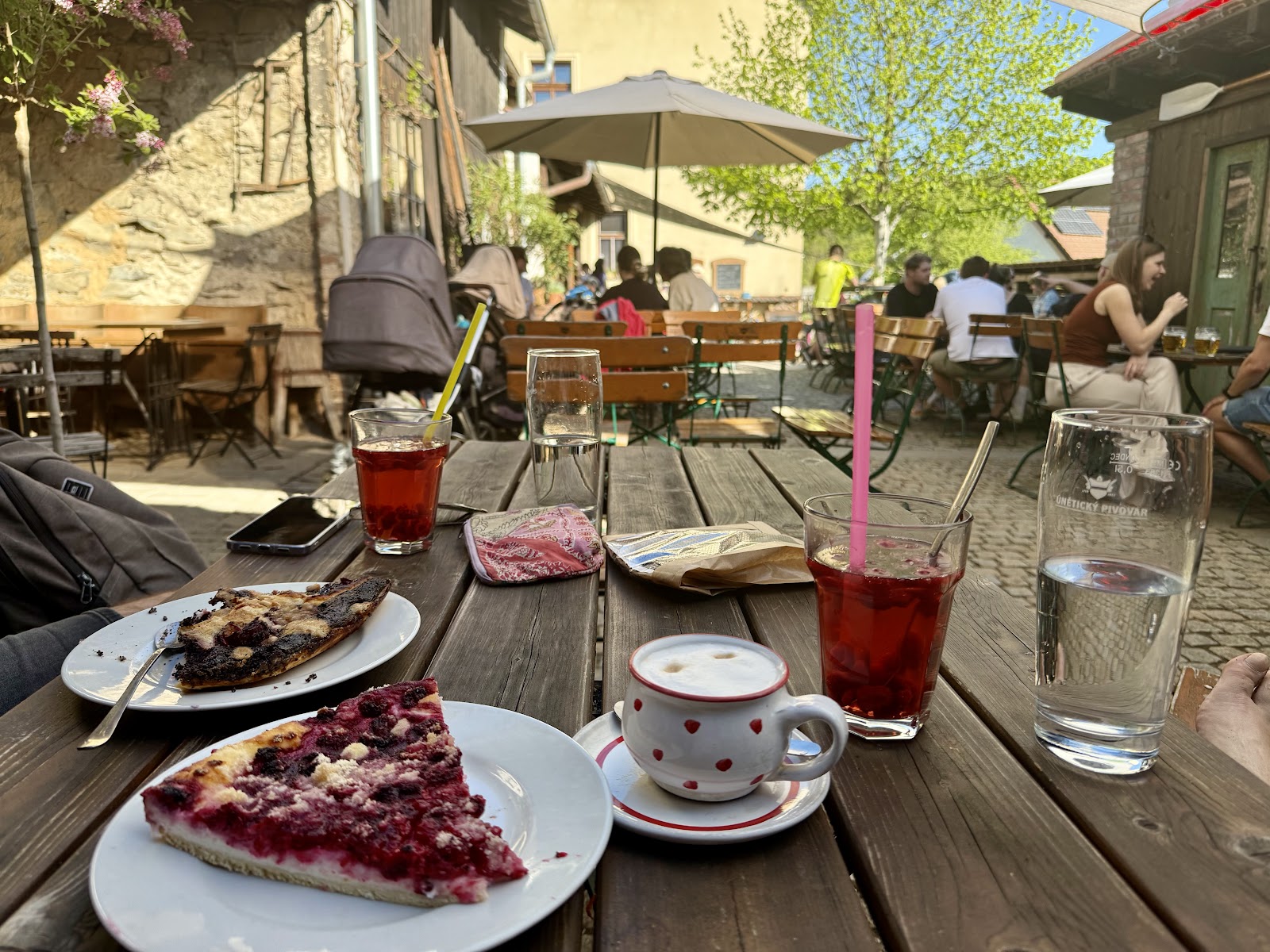 Káva, domácí limonáda a koláč na venkovním stole